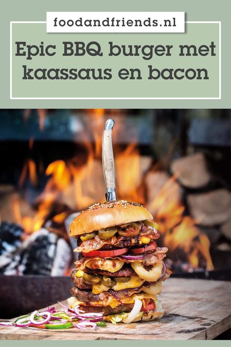 Deze hamburger van de barbecue overtreft al je verwachtingen. Een heerlijk broodje hamburger met ribeye, gefrituurde uienringen, uitgebakken spek en kaassaus. Ultiem comfort food! Deze BBQ burgers zijn heerlijk als avondeten. Ga naar de website voor dit broodje hamburger recept. | hamburger recepten, burger recepten, bbq recepten, bbq vlees, spek recepten, vlees recepten, ribeye recepten, bacon recepten, kaassaus maken, chorizo, jalapeno, hamburger broodjes, burgers maken Healthy Pulled Pork, Bbq Hamburgers, Bbq Burgers, Bbq Party, Portobello, Pulled Pork, Comfort Food, Bacon, Grilling