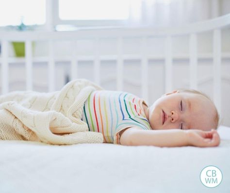 9 Effective Tips to get Baby to Sleep in the Crib Sleep Training Baby Schedule, Clingy Baby, Getting Baby To Sleep, Co Sleeper Crib, Gassy Baby, Baby Temperature, Colic Baby, La Baby, Help Baby Sleep