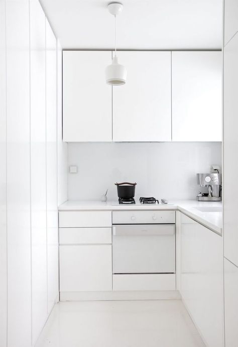 Minimalist Kitchen Cabinets, Small White Kitchens, Model Dapur, Tiny Kitchen Design, Minimalist Dekor, Minimal Kitchen, Minimalist Kitchen Design, Decor Ikea, Interior Minimalista