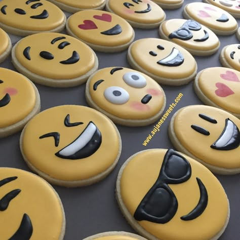 Emoji cookies Emoji Cookies Decorated, Emoji Cakes, Emoji Cookies, Emoji Cupcakes, Emoji Cookie, Emoji Cake, Vanilla Sugar Cookie, Emoji Party, Emoji Birthday