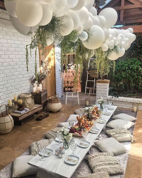 white balloons and greenery wedding reception decor ideas 11 #wedding #weddings #weddingideas #rar Backyard Dinner Party, Donut Stand, Picnic Birthday Party, Balloons Wedding, Wedding Balloon Decorations, Picnic Inspiration, Picnic Decorations, Wedding Decor Ideas, Picnic Birthday