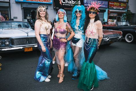 Mermaid Parade returns to Coney Island for 40th anniversary Coney Island Mermaid Parade, Mermaid Parade Coney Island, Mardi Gras Crafts, Mermaid Parade, Grey Wig, Men Kissing, Sea Inspired, Yellow Hair, Coney Island