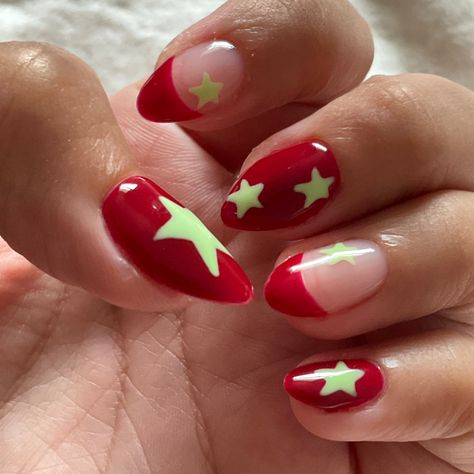 Simple but cute nail art Simple Red Nail Art, Green And Red Nail Designs, Red And Green Nail Designs, Simple Nails Winter, Green And Red Nails, Red And Green Nails, Red French Tip, Funky Nail Designs, French Tip Nail Art