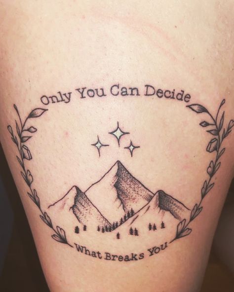 Acotar Best Friend Tattoos, Only You Decide What Breaks You Tattoo, Acotar Drawings Easy, A Court Of Thorns And Roses Tattoo Ideas, Rhys Knee Tattoo, Sarah J Mass Tatoos, Rhysand Tattoo Knee, Acotar Knee Tattoo, Rhysand Knee Tattoo