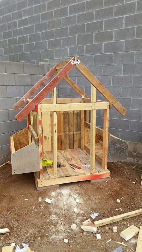 Chicken Coop Out Of Pallets, Small Garage Storage, Reban Ayam, Build A Chicken Coop, Cheap Chicken Coops, Chicken Coop Pallets, Urban Chicken Farming, Chicken Barn, Portable Chicken Coop