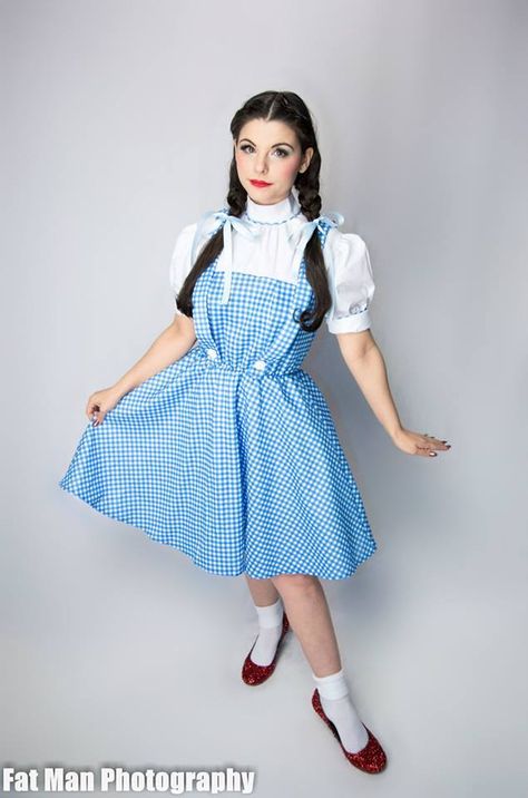 Amber Arden [as Dorothy] (Cosplay by AmberArden @Facebook) #TheWizardOfOz Dorothy Cosplay, Wizard Of Oz Movie, Oz Movie, Dorothy Gale, The Wonderful Wizard Of Oz, Disney Live Action, Moda Chic, Disney Pictures, Wizard Of Oz