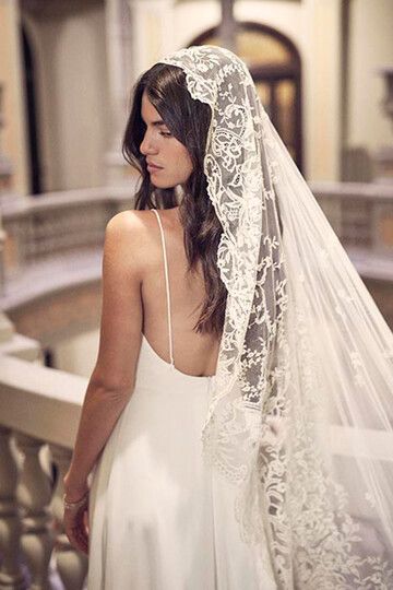 Loose Hair Veil Wedding, Spanish Veils Bridal, Face Framing Veil, Manilla Wedding Veil, Spanish Bride Hairstyles, Simple Wedding Dress With Dramatic Veil, Italian Lace Wedding Veil, Wedding Vail Simple, Mantilla Cathedral Veil