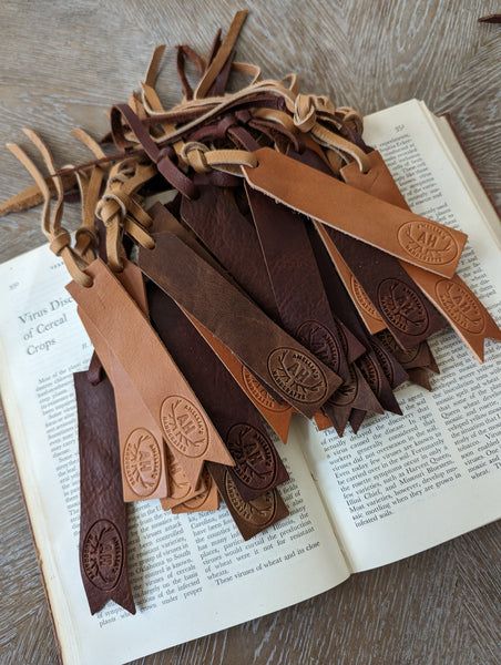 Leather Projects Ideas Inspiration, Scrap Leather Projects Simple, Homemade Leather Gifts, Easy Leather Crafts To Sell, Leather Bookmark Ideas, How To Stamp Leather Diy, Small Leather Gifts, No Sew Leather Projects, Small Leather Crafts