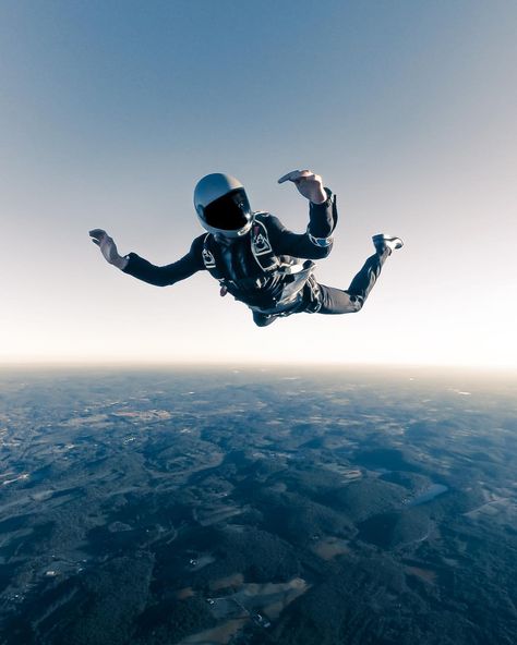 Flying is easy when done by Joel Martinez photo: @itsjoelmartinez  #parachute #parachuting #flying Jumping Tattoo, Jumping Quotes, Jumping Photography, Ski Diving, Jumping Drawing, Girl Base, Base Jump, Extreme Adventure, Base Jumping