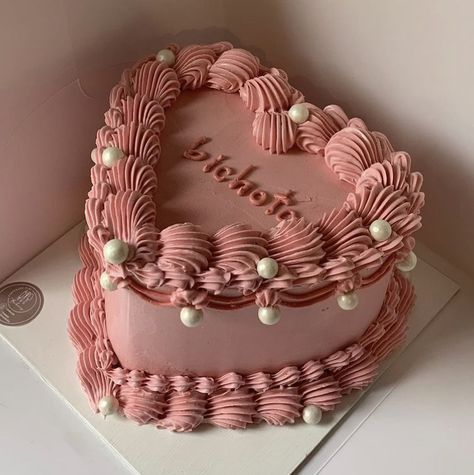 Heart Shaped Birthday Cake, Heart Cake Design, Heart Birthday Cake, Bolo Vintage, 17 Birthday Cake, 25th Birthday Cakes, 13 Birthday Cake, Vintage Birthday Cakes, Sweet 16 Birthday Cake