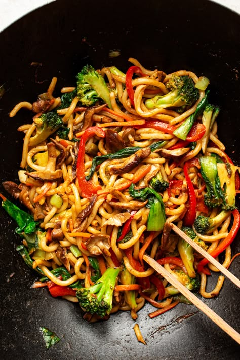 Vegan yaki udon - Lazy Cat Kitchen Yaki Udon, Lazy Cat Kitchen, Wok Recipes, Asian Dinners, Cat Kitchen, Plant Based Dinner, Vegan Asian, Induction Heating, Udon Noodles