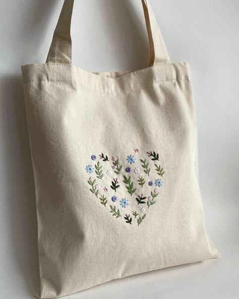 Tote Bag Diy Pattern, Tote Bag Diy, Tot Bag, Simple Hand Embroidery, Crochet Baby Gifts, Basic Hand Embroidery Stitches, Clothes Embroidery Diy, Clothes Embroidery, Simple Hand Embroidery Patterns