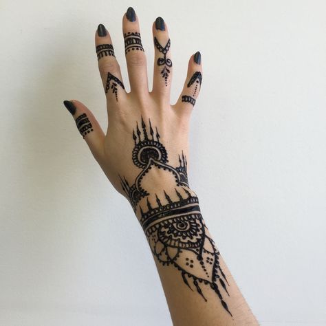 Henna hands artistic fashion obsessed! Jaguar Henna, Henna Hands, Artistic Fashion, Pretty Hand Tattoos, Finger Tattoo, Henna Tattoos, Real Tattoo, Henna Patterns, Small Tattoo