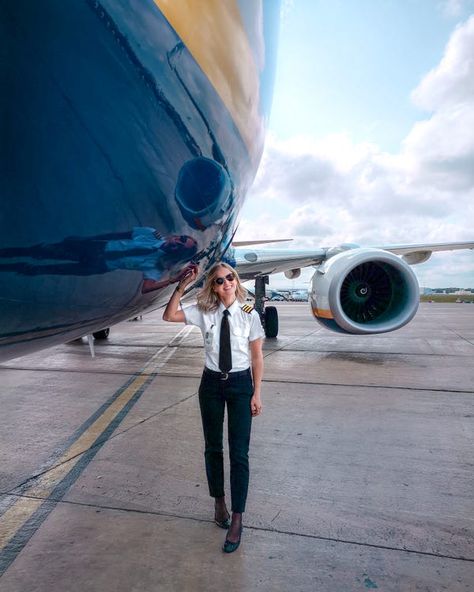 Lady Pilot Aesthetic, Aviation Motivation, Aircraft Maintenance Engineer, Pilot Career, Female Pilots, Aviation Careers, Pilot Uniform, Becoming A Pilot, Women Wearing Ties