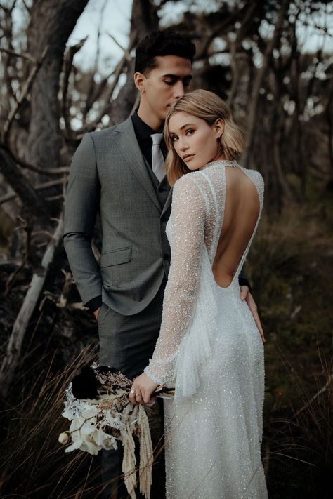 Groom Photoshoot, Wedding Portrait Poses, Pre Wedding Photoshoot Outdoor, Engagement Pictures Poses, Wedding Photoshoot Poses, Wedding Couple Photos, Pre Wedding Poses, Wedding Picture Poses, Photographie Portrait Inspiration