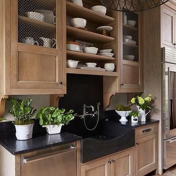 Tan Brushed Oak Cabinets with Soapstone Countertops Model Dapur, Light Wood Kitchens, Natural Wood Kitchen, Sink Decor, Kabinet Dapur, Timeless Kitchen, Kitchen Pantry Cabinets, Wood Kitchen Cabinets, Classic Kitchen