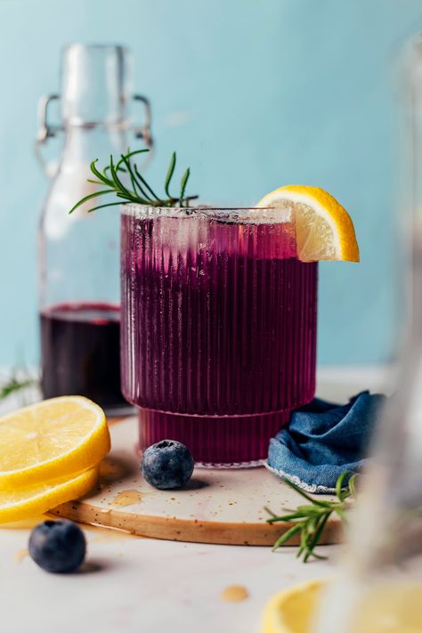 A vibrant, bubbly, 6-ingredient blueberry mocktail with ginger, lemon, and rosemary. A celebratory drink for everything from parties to poolside. Sparkling, non-alcoholic, and naturally sweetened! Ginger Mocktail Non Alcoholic, Bubbly Mocktails Non Alcoholic, Fancy Mocktail Recipe, Sparkling Mocktails, Blueberry Mocktail, Lemon Mocktail, Ginger Mocktail, Winter Mocktails, Mocktail Ideas