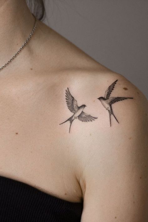 Bird Shoulder Tattoos, Small Bird Tattoos, Little Bird Tattoos, Bird Tattoos For Women, Tato Dengan Makna, Small Shoulder Tattoos, Swallow Tattoo, Bone Tattoos, Tato Lengan