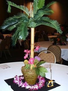 Hawaiian Centerpiece, Leaves Centerpiece, Luau Ideas, Tropical Centerpieces, Luau Decorations, Tree Centerpiece, Luau Theme Party, Fiesta Tropical, Tree Centerpieces