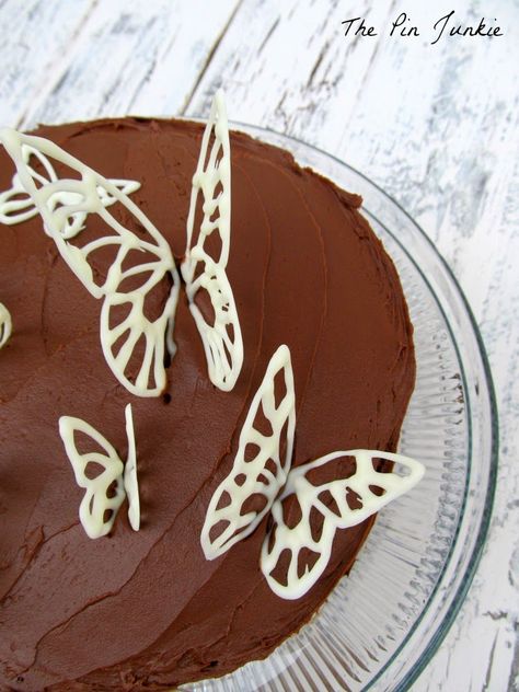 Chocolate Butterfly Cake Chocolate Butterfly, Cake Decorating For Kids, Cupcake Frosting Recipes, Chocolate Butterflies, Sprinkles Birthday Cake, Chocolate Shapes, Butterfly Cake Topper, Chocolate Diy, Basic Cake