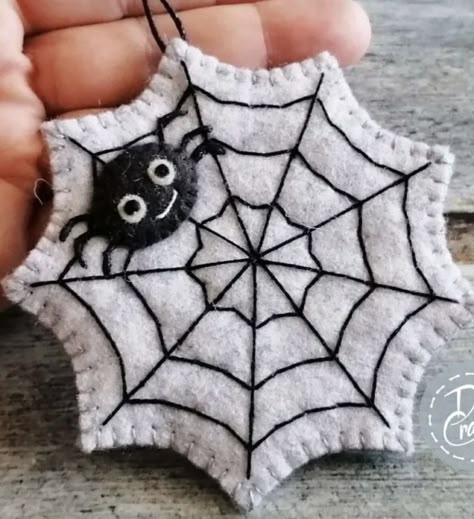 Halloween House Ideas, Felt Halloween Ornaments, Felt Skull, Fall Leaf Template, Felting Patterns, Halloween Felt Crafts, Diy Felt Crafts, Felt Keyring, Felt Plushie