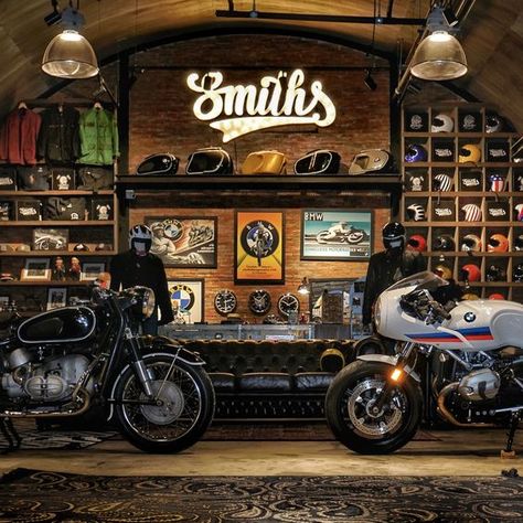 Motorcycle Shop Design, Garasi Motor, Motorcycle Showroom Interior, Motorcycle Showroom Design, Motorbike Garage, Zigarren Lounges, Biker Bar, Garage Design Interior, Motorcycle Workshop