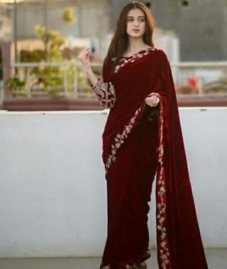 Cocktail Sarees, Red Saree Wedding, Bridal Dpz, Anime Fits, Bridle Dress, Farewell Saree, Sari India, Lehenga Hairstyles, Velvet Saree