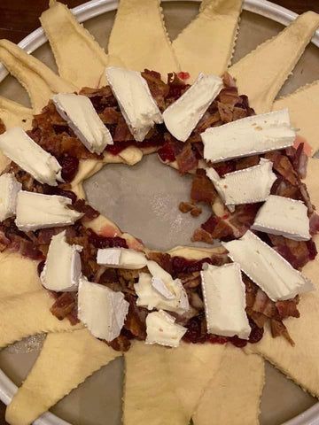 Pear Bacon And Brie Wreath, Bacon Crescent Rolls Appetizers, Brie Cheese Crescent Rolls, Bacon Brie Crescent Wreath, Baked Brie Crescent Roll, Brie Crescent Wreath, Brie Cranberry Appetizer, Crescent Wreath, Cranberry Appetizer