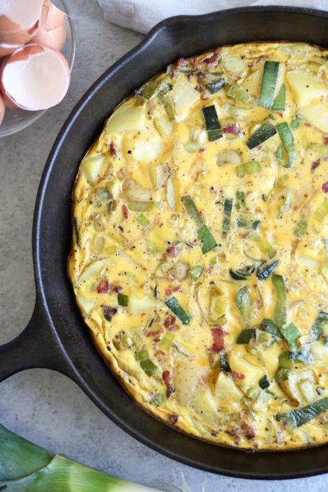 Spinach Bacon Frittata, Lotr Food, Puff Pastry Pies, Leek Frittata, Dinner Pie, Bacon Frittata, Brunch Party Recipes, Potato Frittata, Mini Frittata