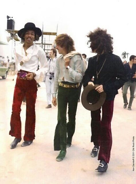 70s Fashion Men, Jimi Hendrix Experience, 70s Inspired Fashion, 70s Outfits, Stevie Ray Vaughan, Stevie Ray, Mötley Crüe, Looks Street Style, Jim Morrison