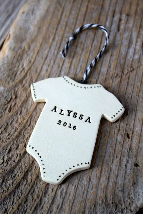 Ceramic Gift Ideas, Crafty Christmas Gifts, Baby Christmas Crafts, Cozy Baby Room, Clay Idea, Crafty Christmas, Clay Baby, Baby Name Signs, Ceramic Pieces