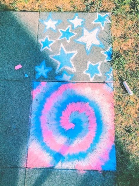 Tie Dye Chalk Art, Chalk Ideas Preppy, Vsco Chalk Art, Preppy Chalk Drawings, Aesthetic Chalk Drawings, Preppy Sidewalk Chalk, Summer Chalk Ideas Easy, Fall Sidewalk Chalk Art Ideas, Cute Summer Chalk Ideas