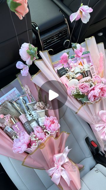 L U S H A M P E R S on Instagram: "it’s team pink always🌸💞👛🩰🎀  a makeup bouquets is what she deserves🫶🏻  DM to order💌  #makeupbouquet #makeuplover  #pinkpinkpink #teampink #pinkaesthetics #makeupgalore #makeupobsessed #lovelanguage #flowerbouquet #bouquetforher #bouquetideas #pinklover #custombouquet #girlmusthaves #skincarebouquet #bouquethacks #makeupgoods" Diy Makeup Gift Box Ideas, Makeup Flower Bouquet Gift, Make Up Bouquet Gift Ideas, Gift Bouquet Ideas, Makeup Bouquet Gift, Ramo Ideas, Makeup Bouquet, Flower Boquet, 50th Birthday Decorations