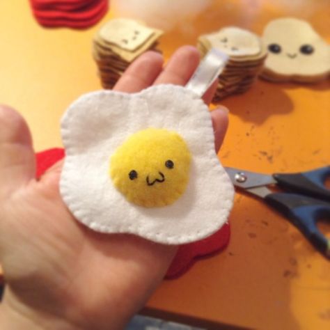 Egg Keychain, Felt Egg, Kawaii Felt, Felt Keychain, Cute Egg, Cute Sewing Projects, Sewing Design, Felt Art, Felt Crafts