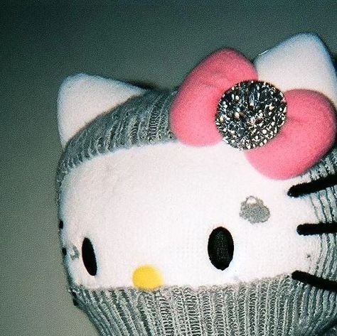 Cute Pfp Aesthetic Hello Kitty, Fotos Da Hello Kitty, Y2k Asthetics Photos, Dark Hello Kitty Aesthetic, Aesthetic Hello Kitty Pfp, Hello Kitty Aesthetic Pfp, Y2k Aesthetic Pfp, Tik Tok Pfp, Latina Aesthetic Wallpaper