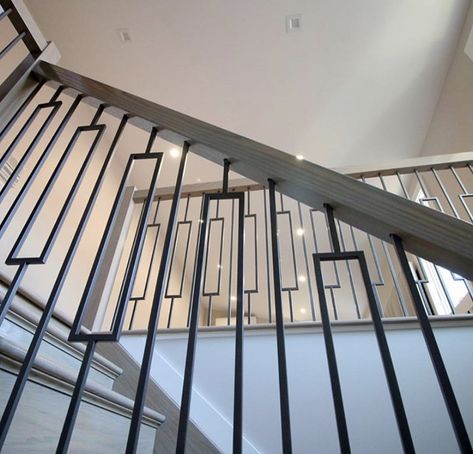 Rectangle iron baluster on staircase has the sleek clean lines of contemporary design with the cozy farmhouse aesthetic to create a uniquely fresh take on the country living inspired style. This look is characterized by natural textures and materials of wood mixed with satin black wrought iron to gives the warmth and simplicity. Staircase Shelves, Farmhouse Staircase, Metal Spindles, Diy Storage Shelves, Stair Balusters, Iron Staircase, Staircase Storage, Iron Balusters, Stair Remodel