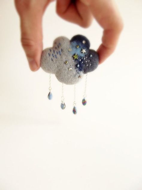 Weather Jewelry, Brooch Felt, Tovad Ull, Needle Felting Diy, Rain Cloud, Felt Embroidery, Felt Jewelry, Needle Felting Projects, Felt Brooch