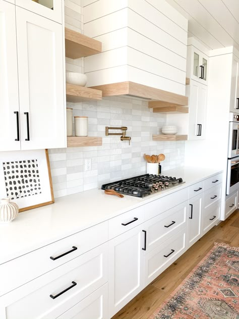 White oak Modern Farmhouse Kitchen Backsplash, Farmhouse Kitchen Backsplash, White Kitchen Backsplash, Oak Shelves, Chic Kitchen, Kitchen Inspiration Design, Modern Farmhouse Kitchens, Kitchen Redo, White Cabinets