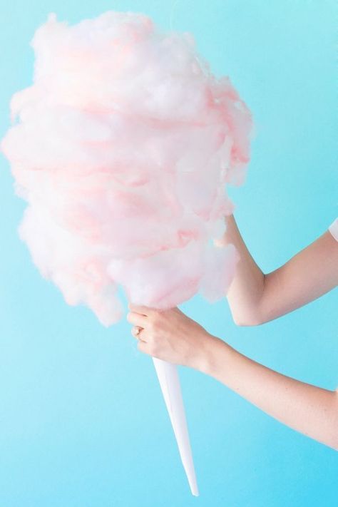 DIY cotton candy pinata Diy Cotton Candy, Cotton Candy Party, Candy Props, Party Girlande, Fairy Floss, Studio Diy, Puffy Paint, Candy Decorations, Candy Floss