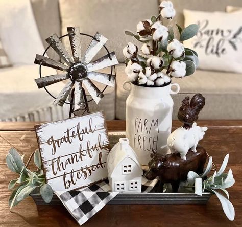 Farmhouse Table Decor, Table Decor Living Room, Farmhouse Decor Living Room, House Decorating, Diy Farmhouse Decor, Country Farmhouse Decor, Country House Decor, Farmhouse Dining, Farmhouse Kitchen Decor