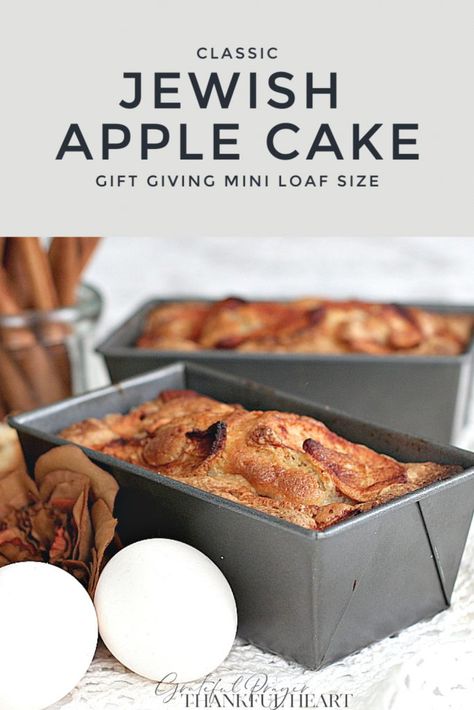 Apple Cake Loaf, Jewish Apple Cake Recipe, Jewish Apple Cake, Cake Loaf, Kek Lapis, Jewish Cuisine, Apple Cake Recipe, Salty Cake, Apple Cake Recipes