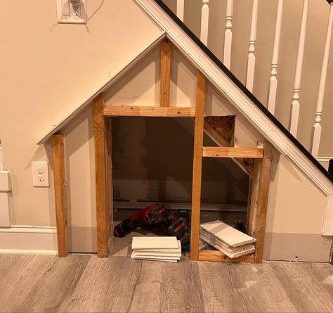 Under Stairs Dog House With Gate, Under Stairs Dog House Diy, Understairs Dog House, Under The Stairs Dog Room, Dog House Under The Stairs, Dog Den Under Stairs, Dog Bedroom Under Stairs, Dog Area Under Stairs, Dog Bed Under Stairs