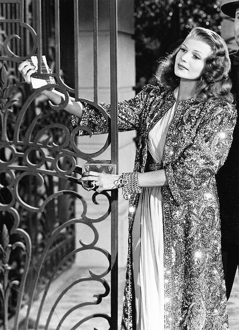 Gilda 1946, Rita Hayworth Gilda, Hollywood Jewelry, Love Goddess, Old Hollywood Actresses, Old Hollywood Glam, Katharine Hepburn, Hollywood Icons, Rita Hayworth