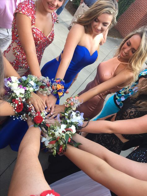 Dance Corsage, Corsages Prom, Pose Picture, Hoco Pictures, Prom Flowers Corsage, Prom Corsages, Hoco Pics, Inspo Poses, Prom Corsage And Boutonniere