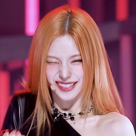 itzy yeji Yeji Pink Streak, Yeji Itzy Orange Hair, Yeji Untouchable, Yeji Red Hair, Tiger Hair, Pink Streaks, Bias Kpop, Kpop Hair, Pop Queen