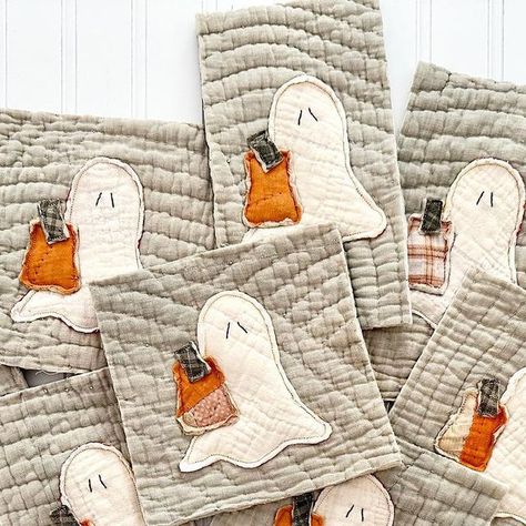 Quilted Fall Pillows, Sewn Halloween Decorations, Sewing Fall Projects, Crafts With Old Quilts, Halloween Quilting Projects, Fall Quilting Projects, Fall Fabric Crafts, Homestead Market, Fall Sewing Crafts