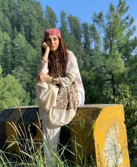 Mountain Photo Ideas, Urwa Hocane, Kashmir Trip, Mountain Photoshoot, Travel Instagram Ideas, Travel Pose, Bridal Chura, Mountain Outfit, Black And White Art Drawing