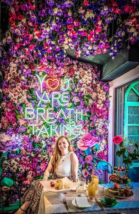 girl sat in front of flower wall that says you are breath taking in Sydney instagrammable cafe Instagram Moments Wall, Flower Selfie Aesthetic, Restaurant Selfie Wall Ideas, Cafe Selfie Wall, Instagramable Walls Cafe, Instagrammable Walls Interior, Photo Spot Ideas, Aesthetic Dishes, Instagrammable Cafe