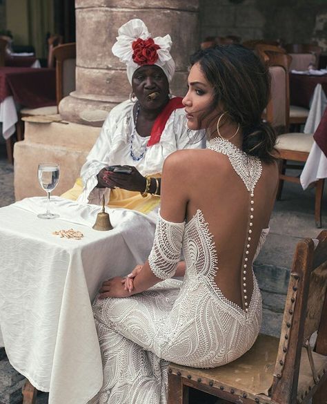 Open back low back wedding dress bridal gown Rara avis berta rue de seine Vintage wedding dresses that are perfect for the feminine romantic spirit. A collection of antique frocks with a bohemian flair for the modern bride. Laurie Bessems Elie saab Matan Shaked Bridal Berta Made with love Engaged wedding dress say yes to the dress Chosen lace boho vintage luxury destination wedding Old Spanish Wedding, Spanish Wedding Dress, Julie Vino Wedding Dress, Wedding Dress Tea Length, Wedding Dress Silk, Bohemian Style Gown, Stile Casual Chic, Traditional Gowns, Spanish Wedding