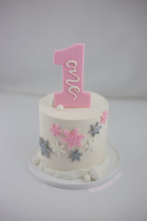 Snowflake First Birthday Cake, Winter Wonderland Smash Cake Girl, Pink Winter Onederland Cake, Winter Onederland Cake Ideas, Smash Cake Winter Onederland, Winter Onederland Smash Cake Girl, Winter Onederland Cake Girl, Winter Onederland Cake Smash, Pink Winter Wonderland Cake